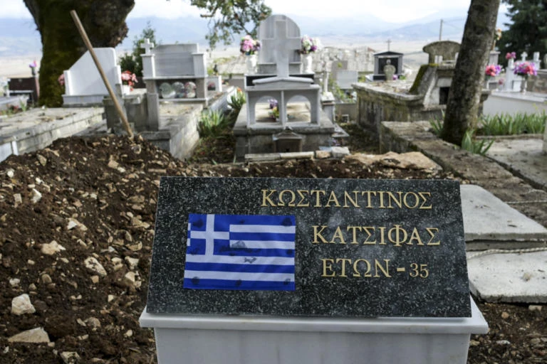 «Απόβαση» στους Βουλιαράτες:  Εκατοντάδες Έλληνες στο χωριό – Συγγενείς του Κατσίφα έδιωξαν Αλβανικά ΜΜΕ – Εδώ θα ταφεί ο ήρωας